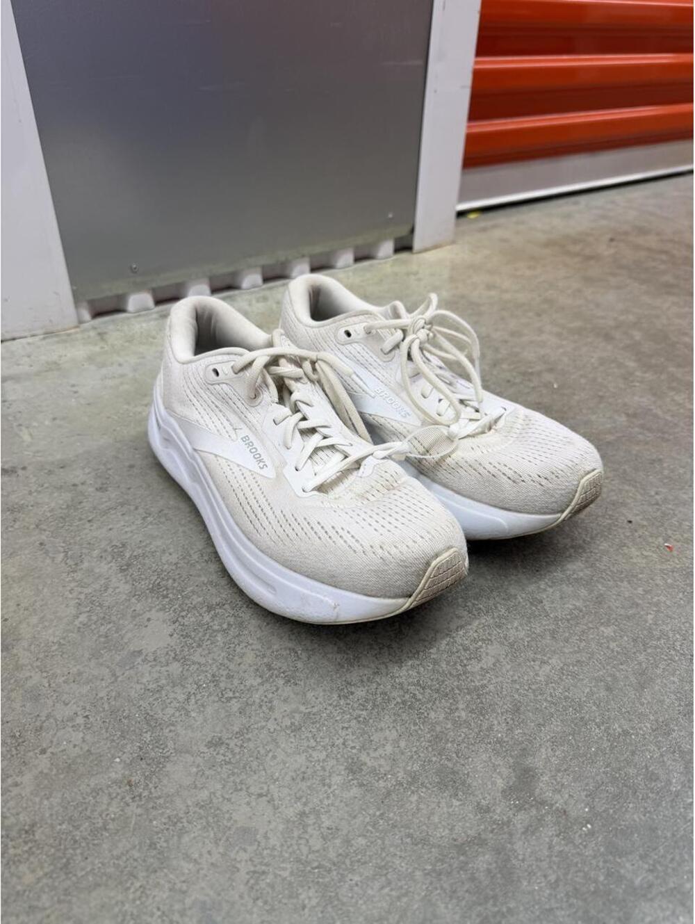 brooks ghost max 2 white and beige running gym shoes size 10 WOMENS